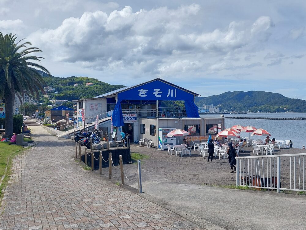伊東市・オレンジビーチの海の家
