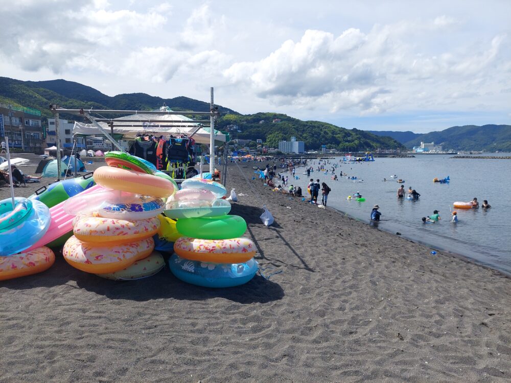 伊東市・オレンジビーチで海水浴をしてる人々