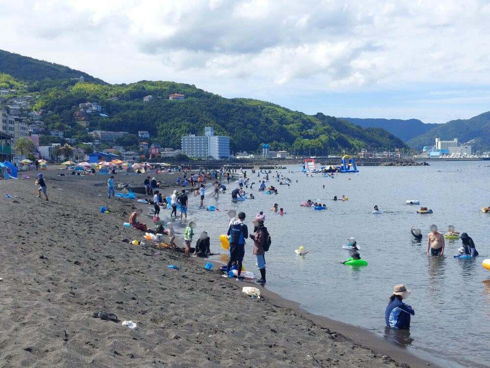 伊東市・オレンジビーチで海水浴をしてる人々