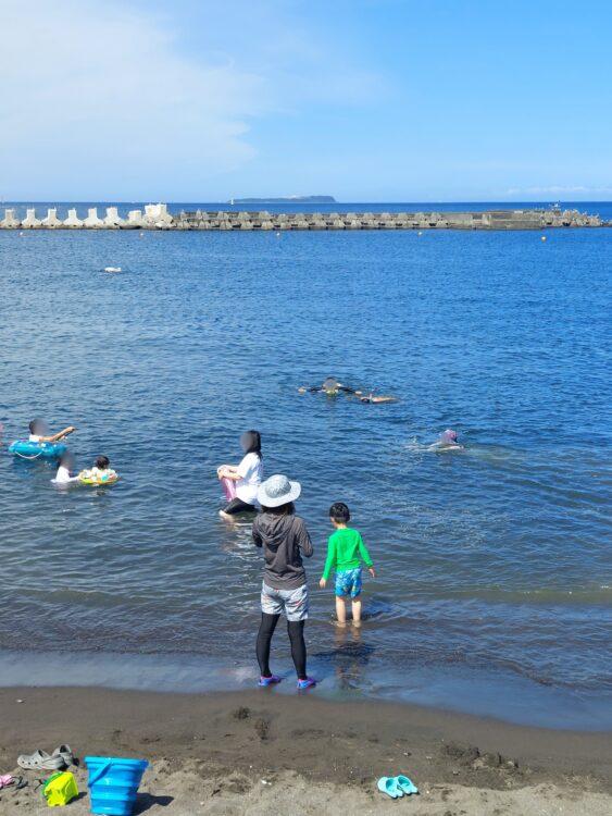 伊東市・オレンジビーチで海水浴をしてる親子たち