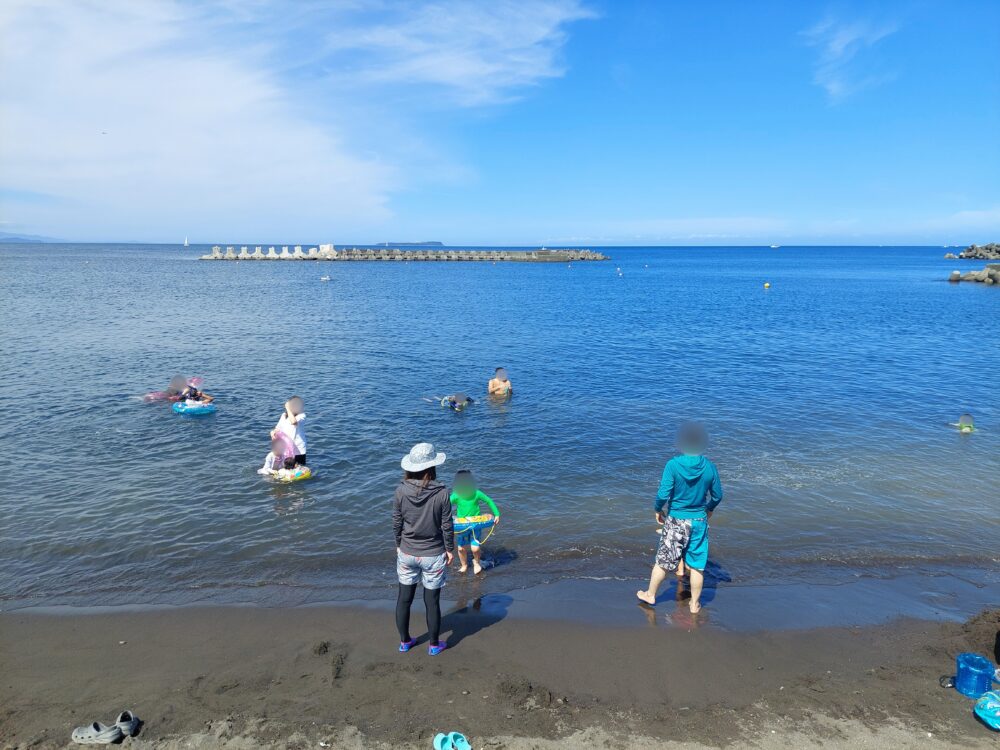 伊東市・オレンジビーチで海水浴をしてる人々