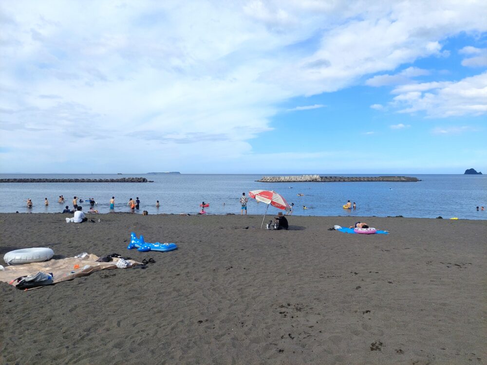 伊東市・オレンジビーチで海水浴をしてる人々