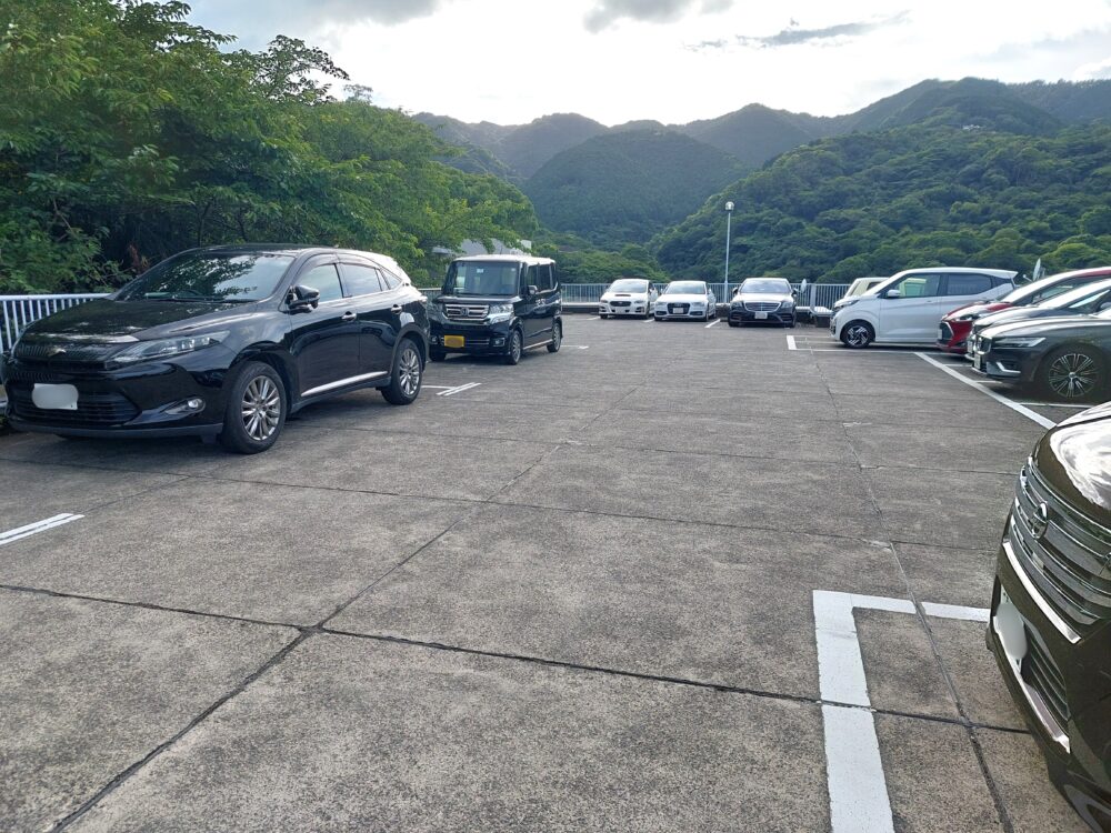 ウィスタリアンライフクラブ宇佐美の屋上駐車場