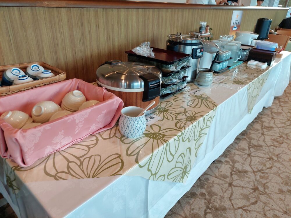 ウィスタリアンライフクラブ宇佐美のセルフサービスのごはんとお味噌汁