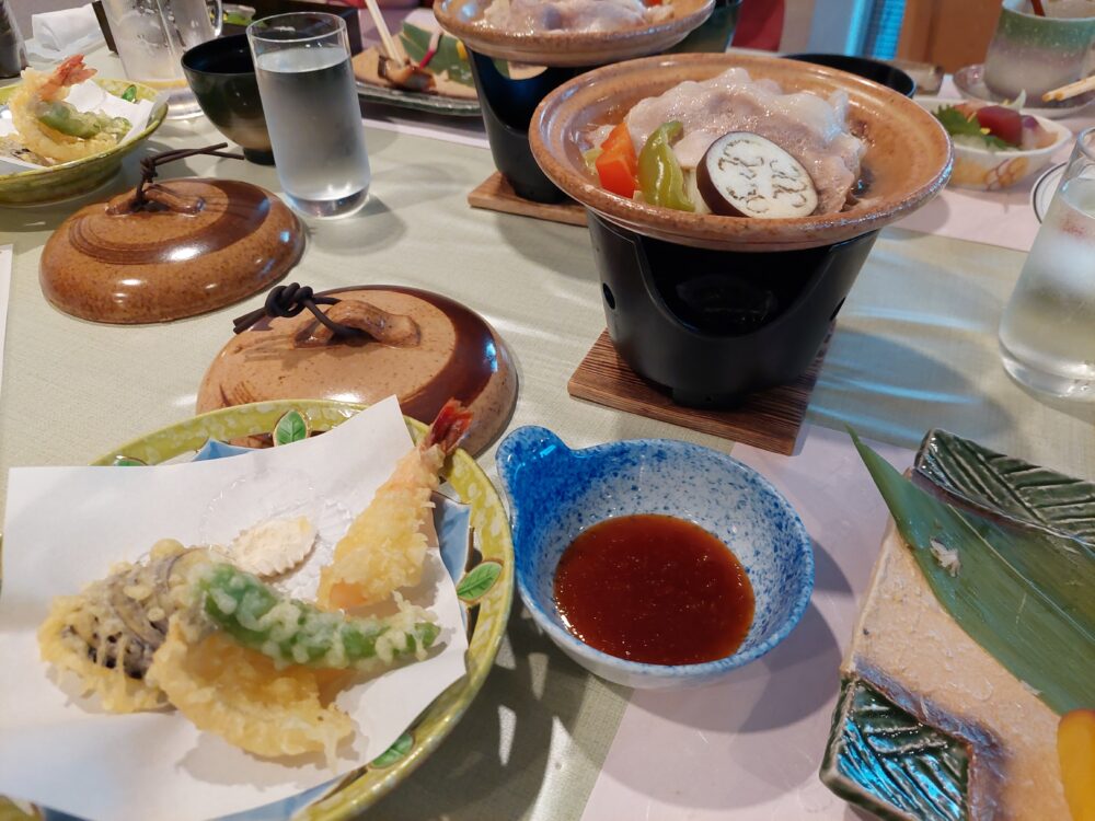 ウィスタリアンライフクラブ宇佐美の夕食(てんぷら・お肉の蒸し焼き)