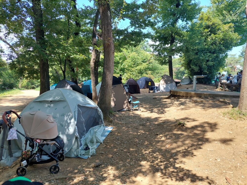 国営武蔵丘陵森林公園の水遊び場のバックヤードに設置されているテント群