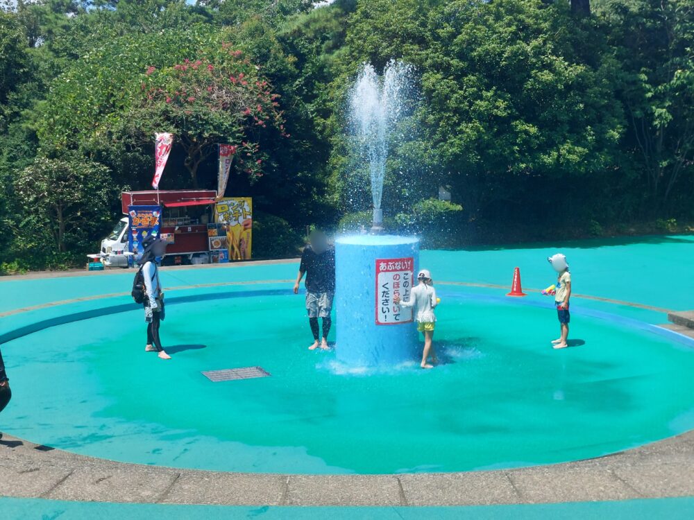 国営武蔵丘陵森林公園の水遊び場nお噴水で遊ぶ子供たち
