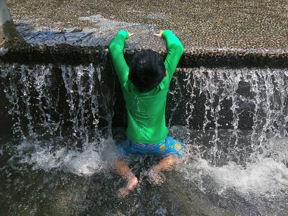 国営武蔵丘陵森林公園の水遊び場で遊ぶ子供