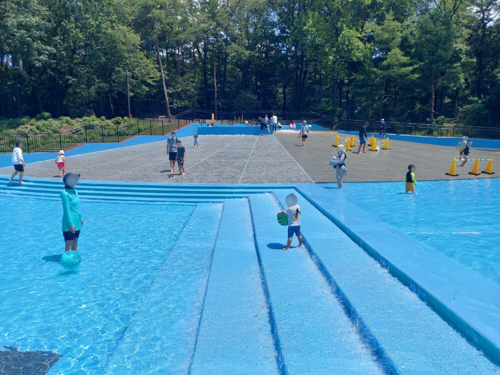 国営武蔵丘陵森林公園の水遊び場で遊ぶ子供たち