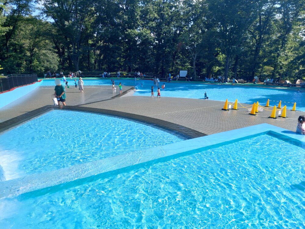 国営武蔵丘陵森林公園の水遊び場で遊ぶ子供たち