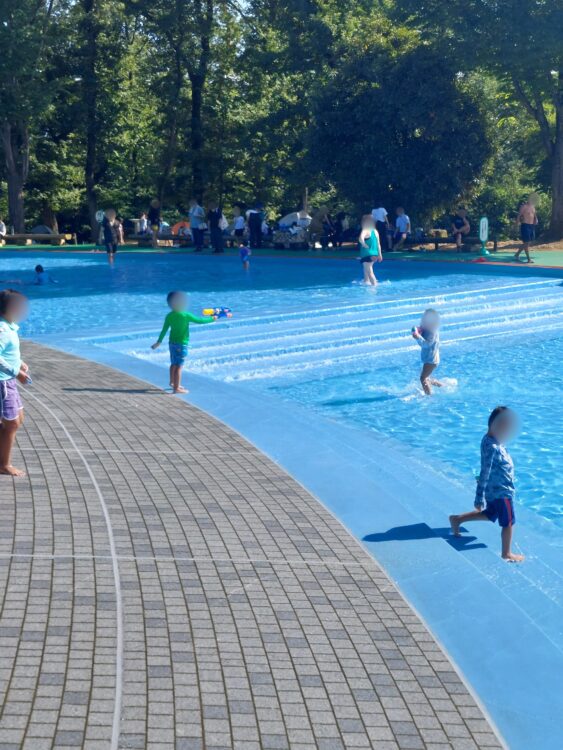 国営武蔵丘陵森林公園の水遊び場でウォーターガン(水鉄砲)で遊ぶ子供たち