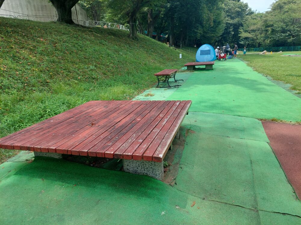 北本市自然公園の水遊び場(せせらぎ・じゃぶじゃぶ池)にあるベンチ
