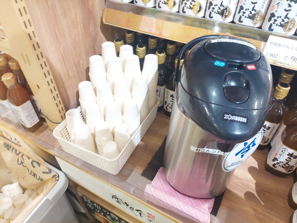 道の駅べに花の郷おけがわの惣菜・お土産・農産物エリアの試飲コーナー