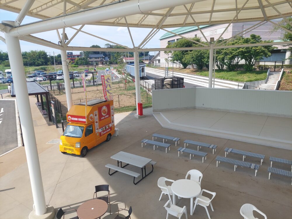 道の駅べに花の郷おけがわのイベントスペースとドッグラン