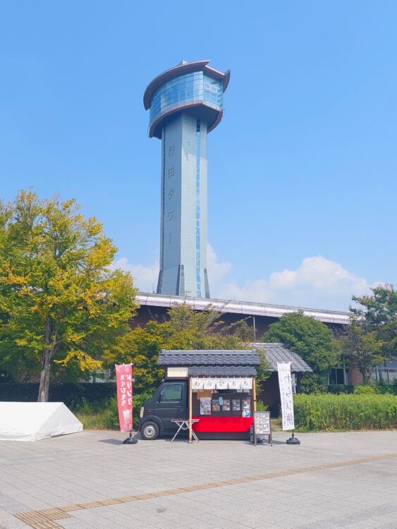 古代蓮の里の行田タワーとわらびもちの屋台カー