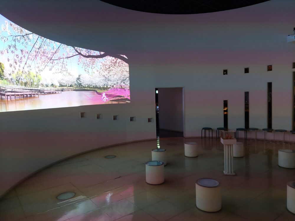 古代蓮会館の展示室にあるシアタールーム