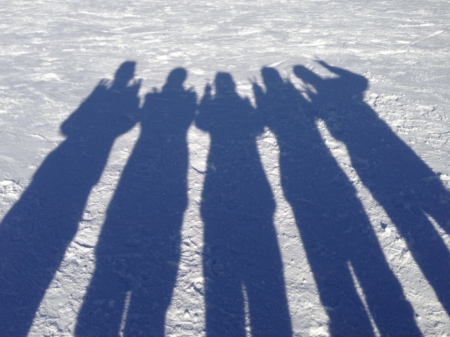 雪に写る友人同士の影