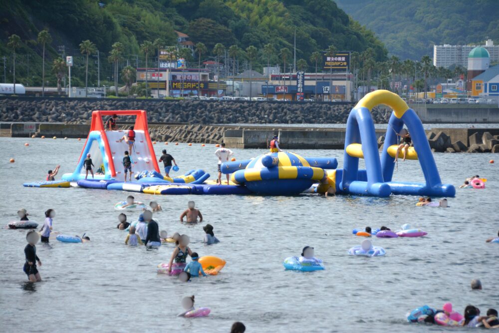 伊東市・オレンジビーチで海水浴をしてる人々とウォーターパーク