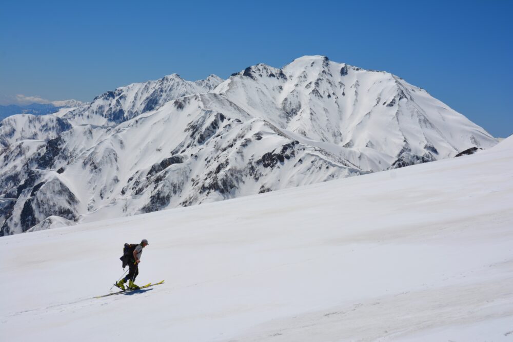 雪山を登るスキーヤー