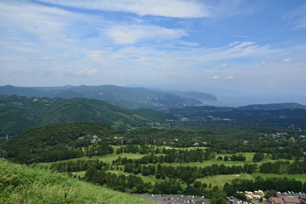 伊東・大室山のビューポイントから見る伊東方面の景色