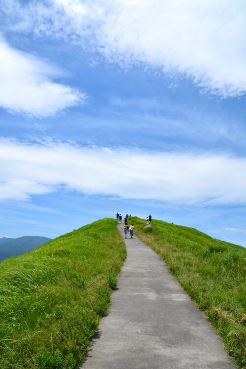 伊東・大室山のお鉢巡りをする人たち