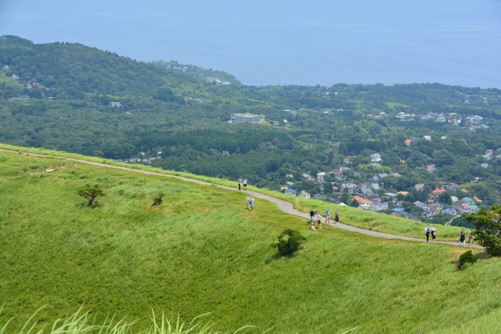 伊東・大室山山頂から見たお鉢巡りをする人たち