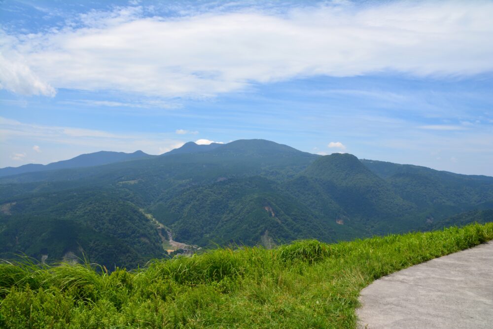 伊東・大室山山頂から見た天城山