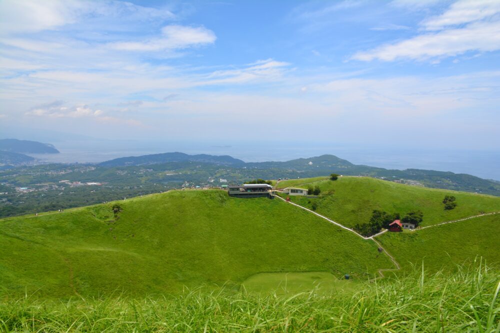 伊東・大室山山頂から見たリフト山頂駅