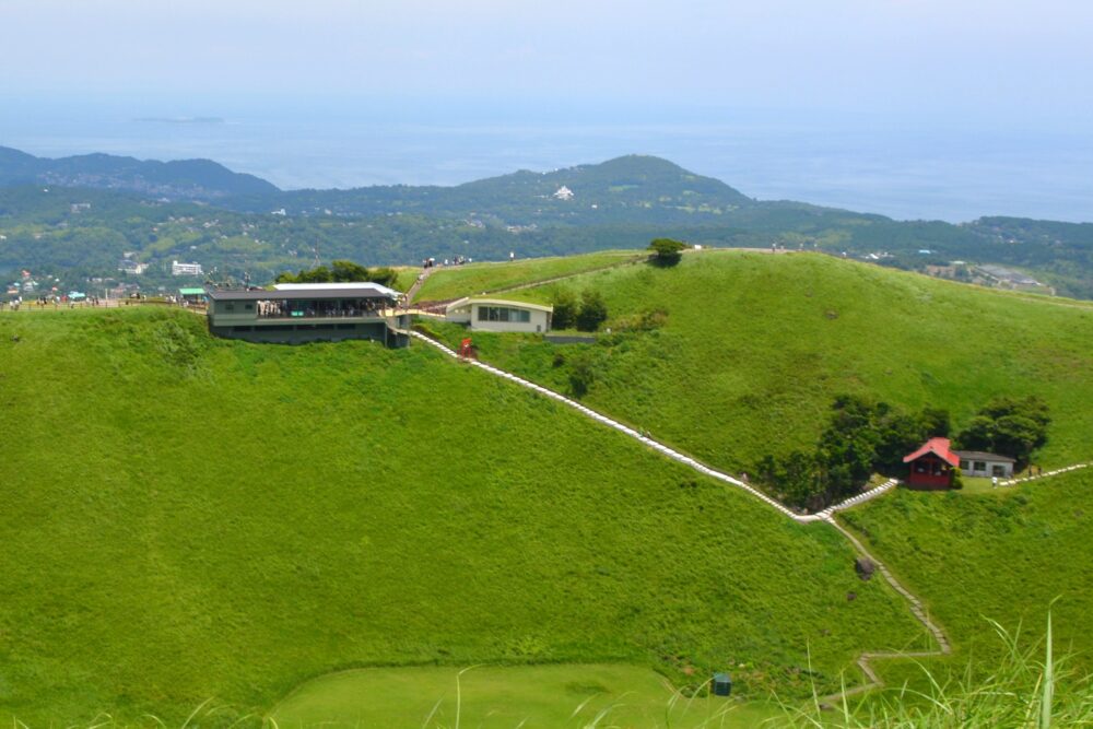 伊東・大室山の最高標高地点から見るリフト山頂駅