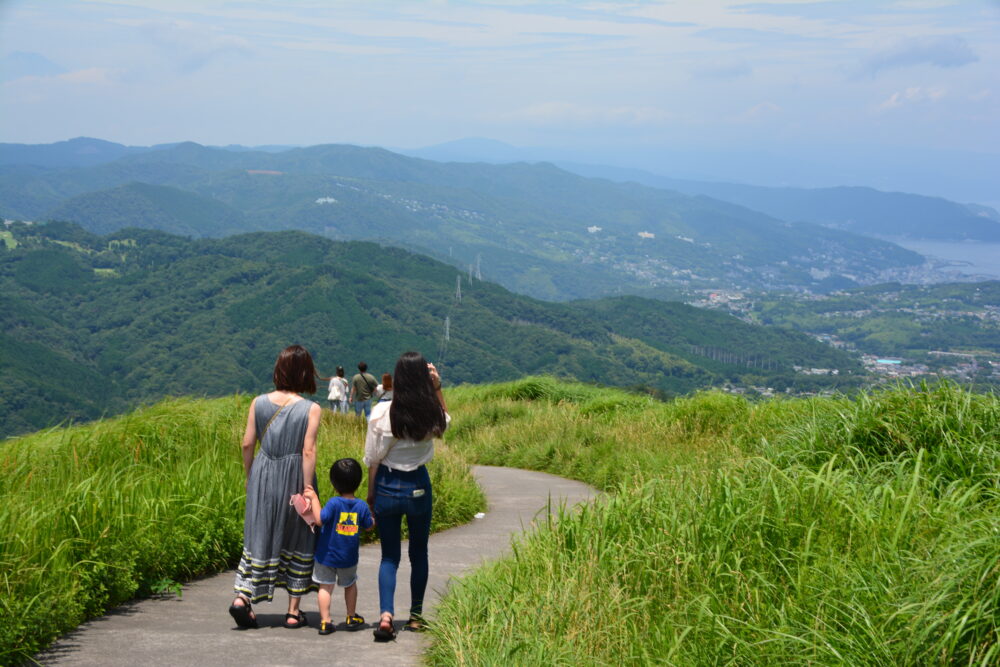 伊東・大室山のお鉢巡りをする人たち