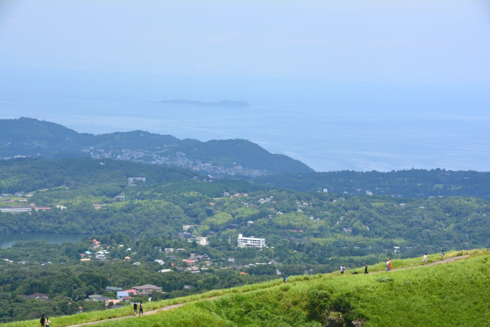 伊東・大室山山頂から見たお鉢巡りをする人たち