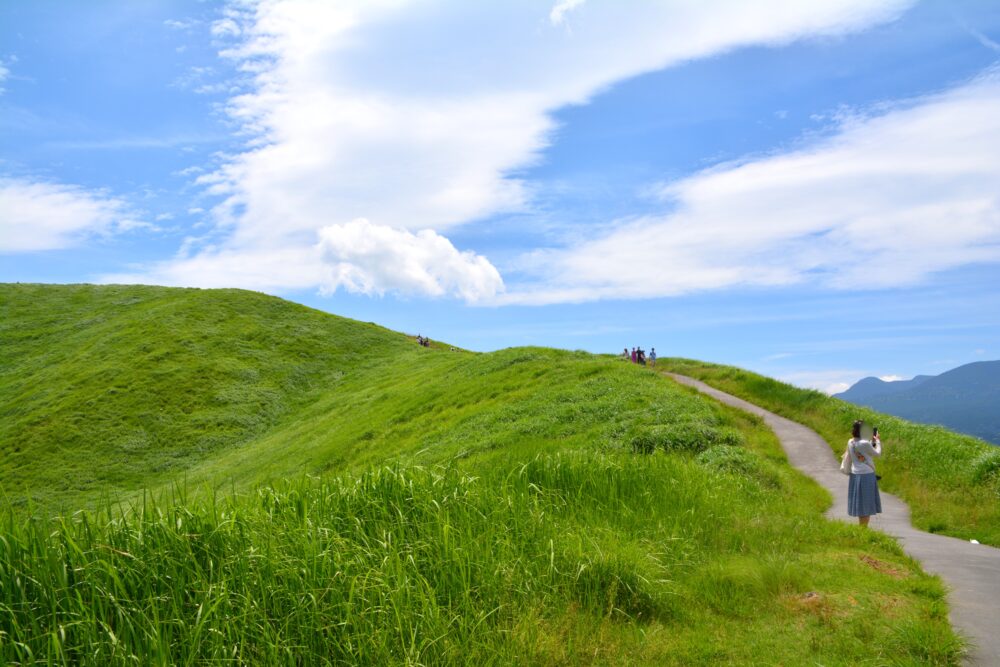 伊東・大室山のお鉢巡りをする人たち