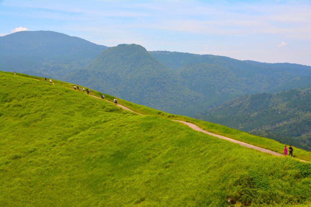伊東・大室山のお鉢巡りをする人たち