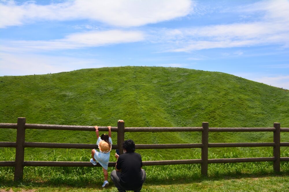 伊東・大室山山頂を眺める親子