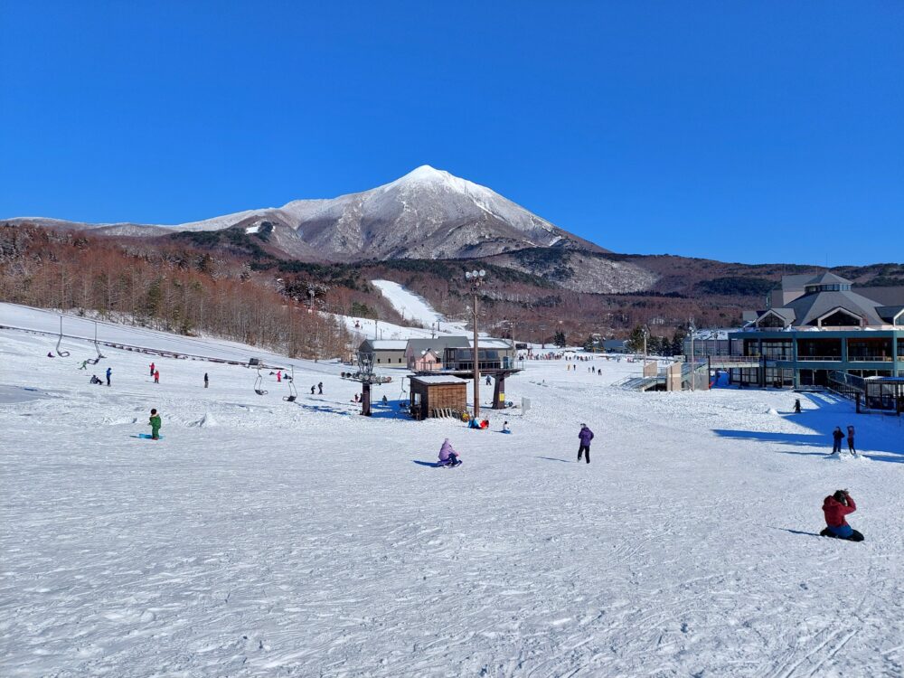 スキー場で遊んでいる人たち