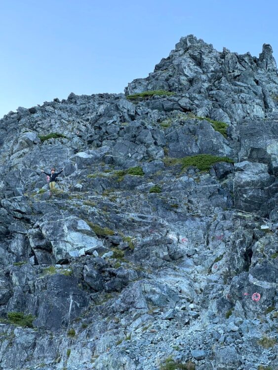 剱岳・早月尾根の岩稜帯を登る人