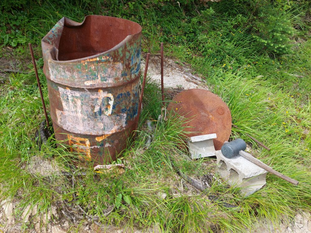 剱岳・早月小屋の空き缶捨て場