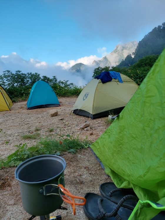 剱岳・早月小屋のテント場食事風景
