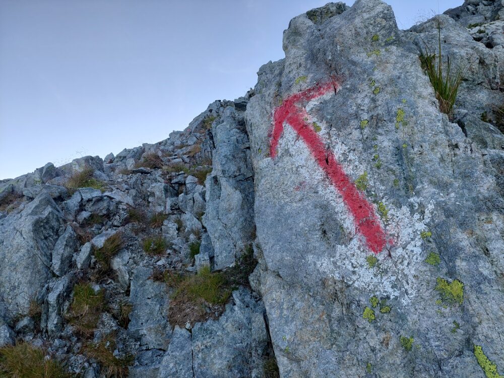 剱岳・早月尾根の岩稜帯にあるマーキング(目印)