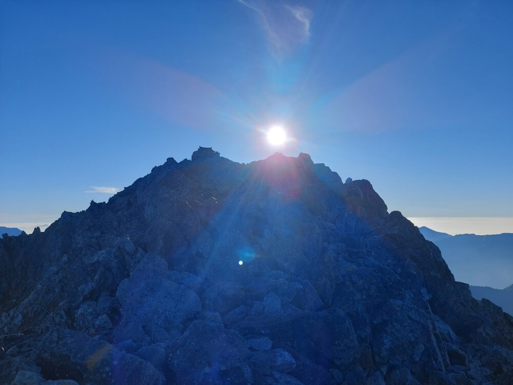 剱岳の山頂から登る朝日