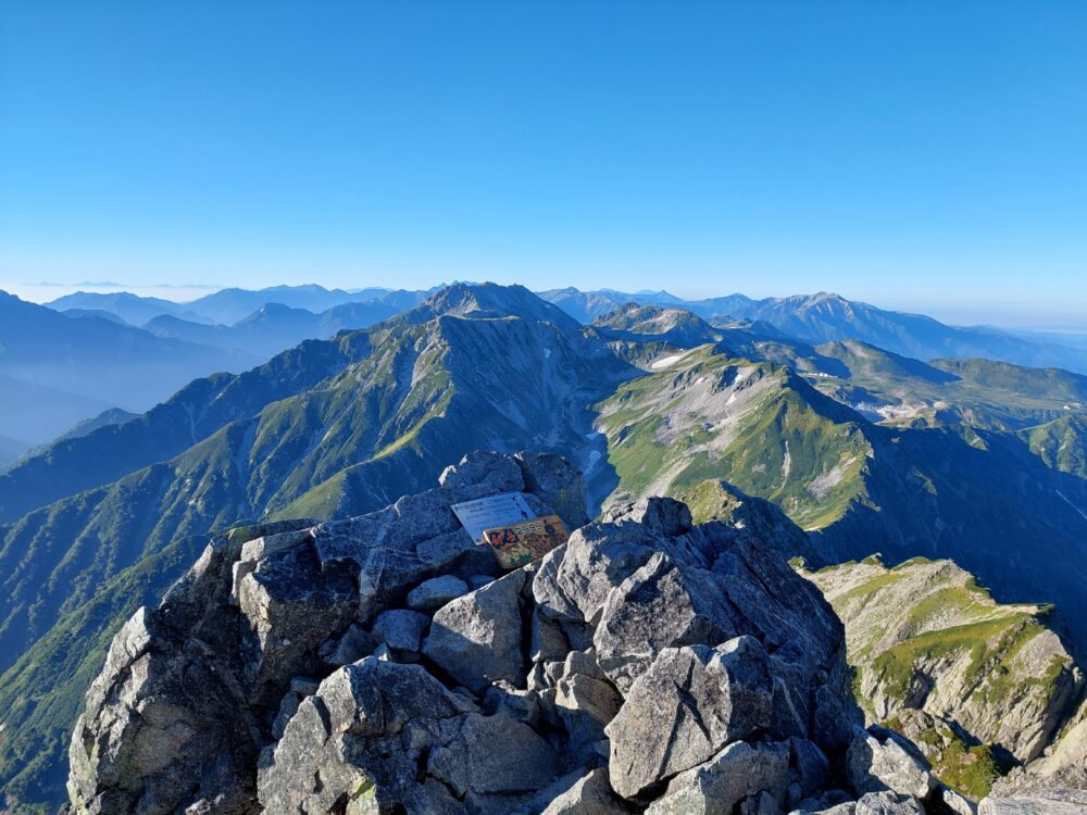 剱岳山頂から見る立山や北アルプス