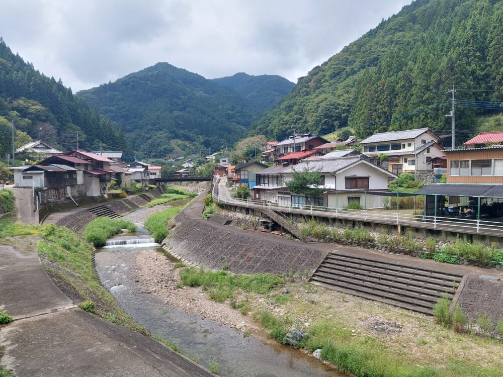 群馬県南牧村の集落と清流