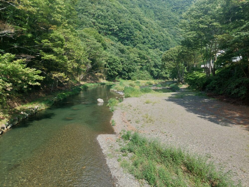 群馬県上野村の川の駅裏手にある清流