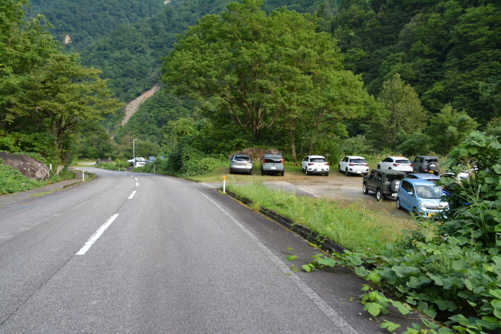 道路から見た番場島の駐車場