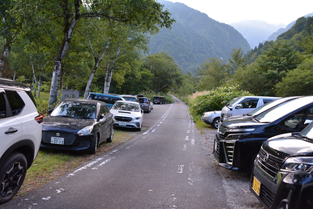 剱岳・早月尾根登山口付近に駐車されている車たち
