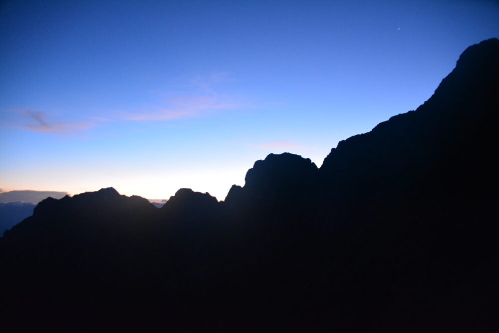 夜明けの剱岳・小窓尾根のシルエット