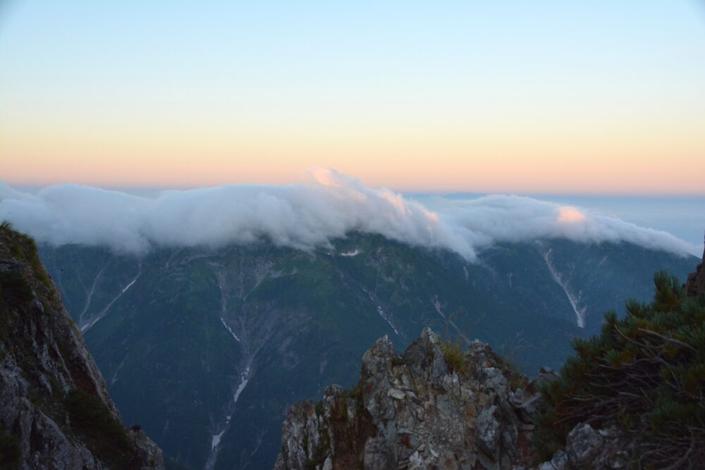 剱岳から見た大日連峰の滝雲。