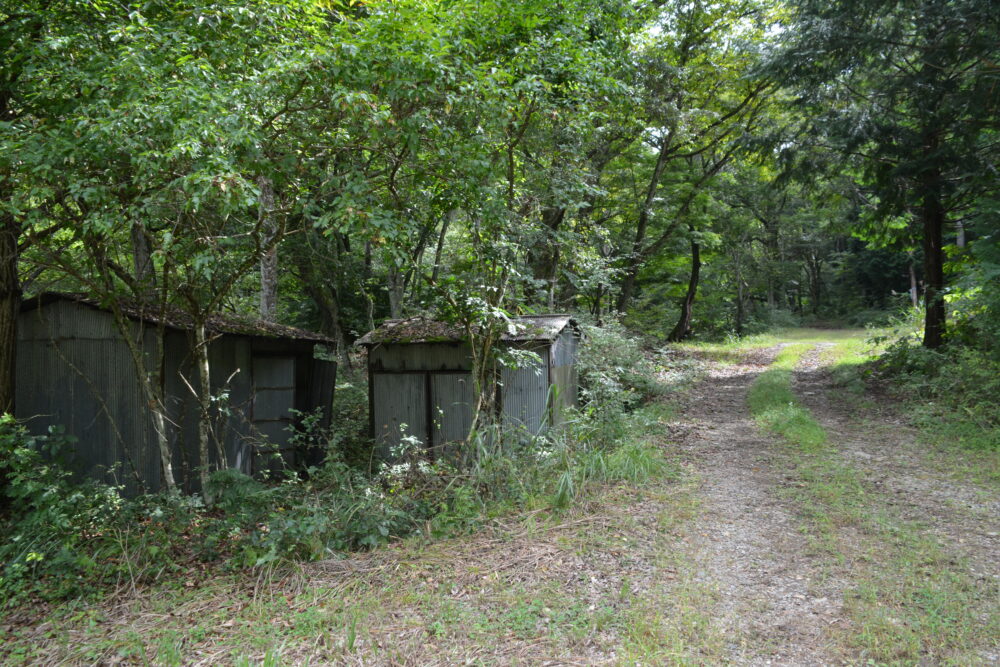 日本で一番海から遠い地点へ向かう林道にある小屋