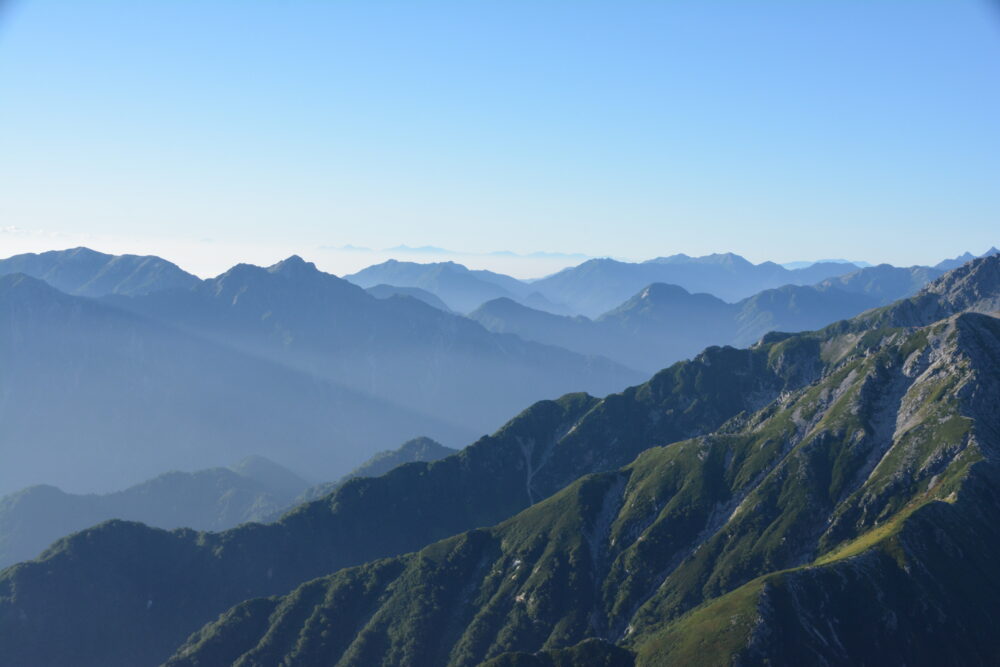 剱岳山頂から見る表銀座・常念山脈の稜線