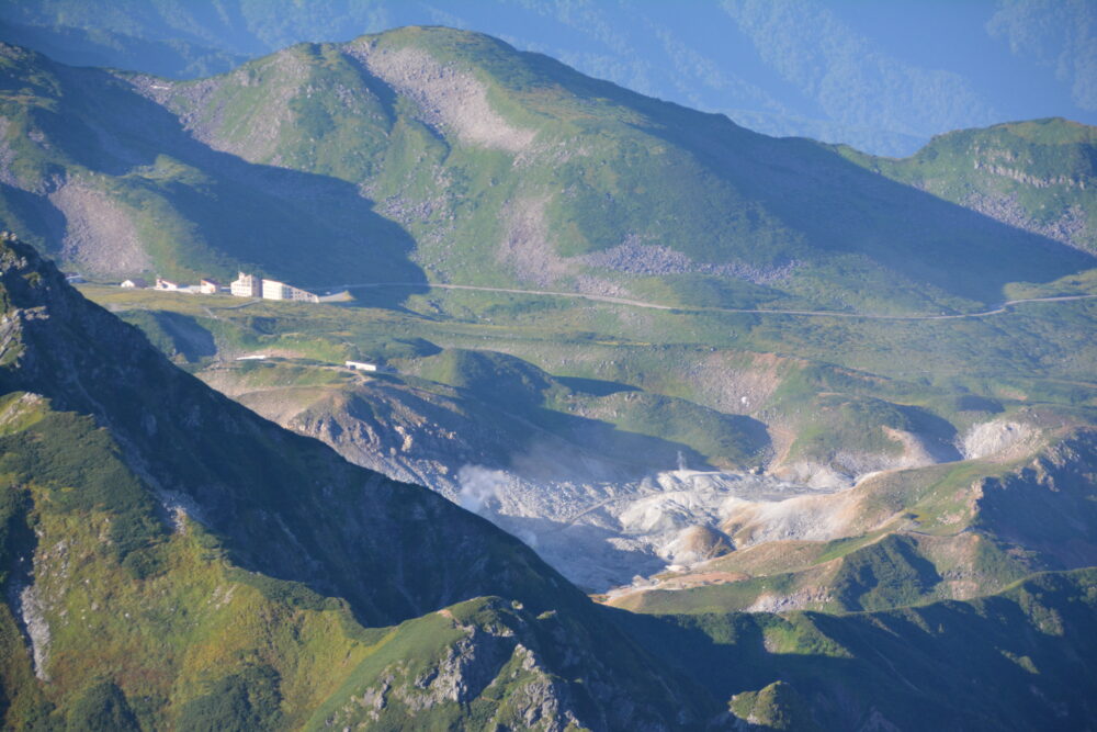 剱岳山頂から見る北アルプス室堂と地獄谷